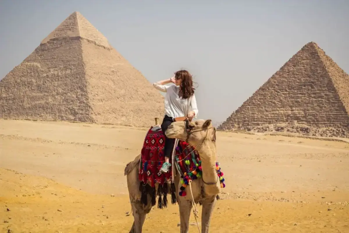 Excursion aux pyramides de Gizeh au départ d'Hurghada en petit groupe