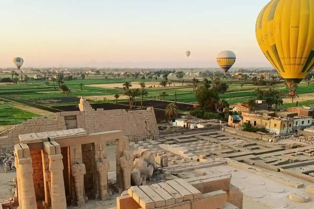 Ein Paket: Heißluftballonfahrt in Luxor & private ganztägige Stadtrundfahrt