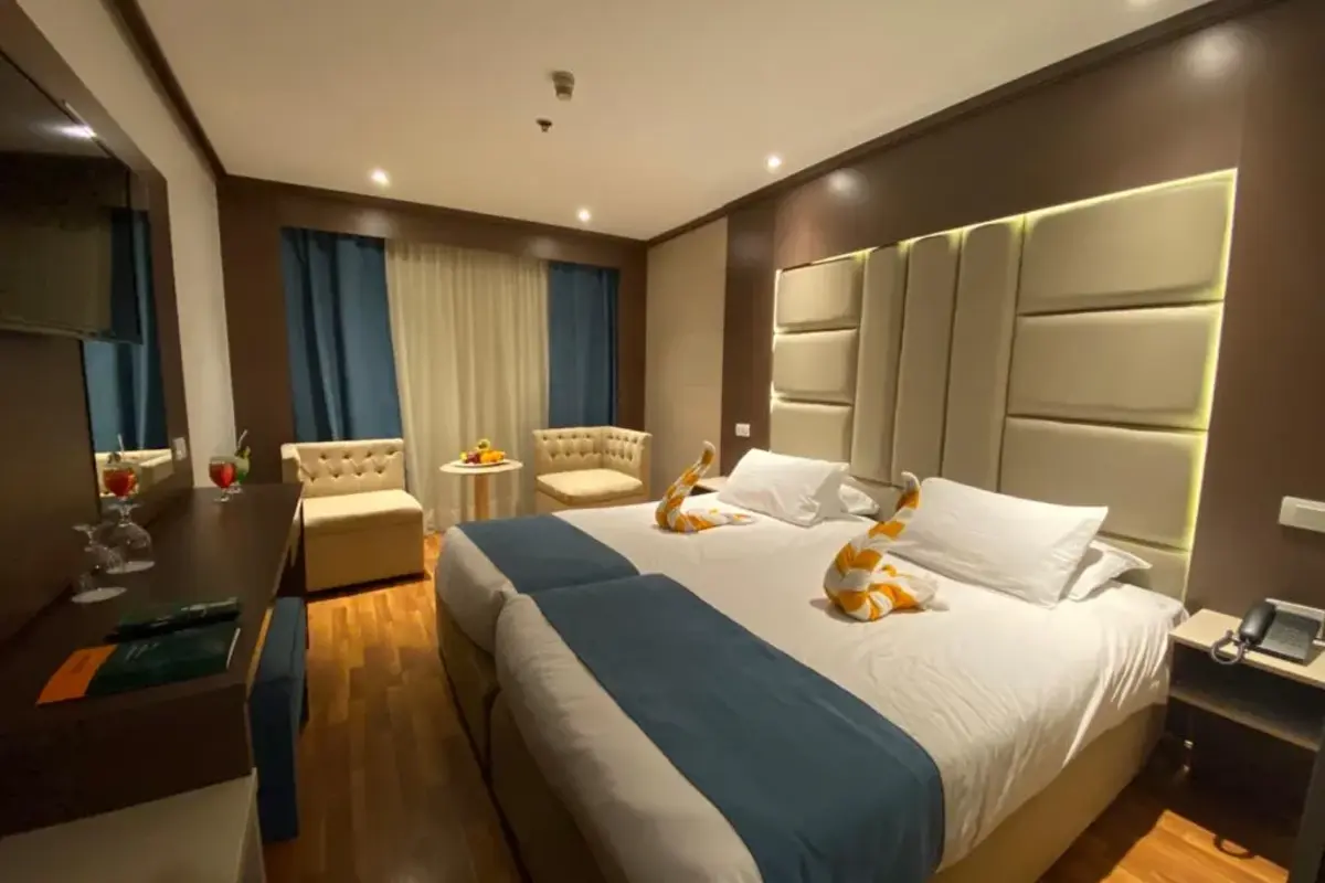 4-Day 5-Star Deluxe Nile Cruise with Abu Simbe & Balloon Ride